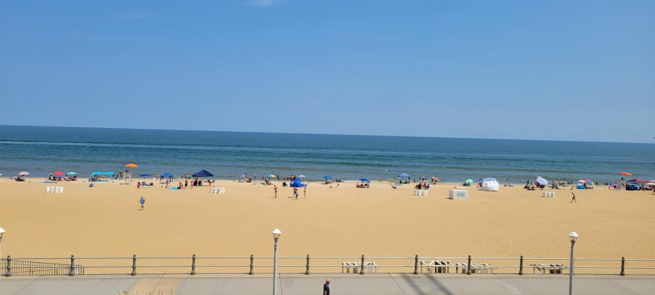 B&B Virginia Beach - Oceanfront beach, sky, & dolphins - Bed and Breakfast Virginia Beach