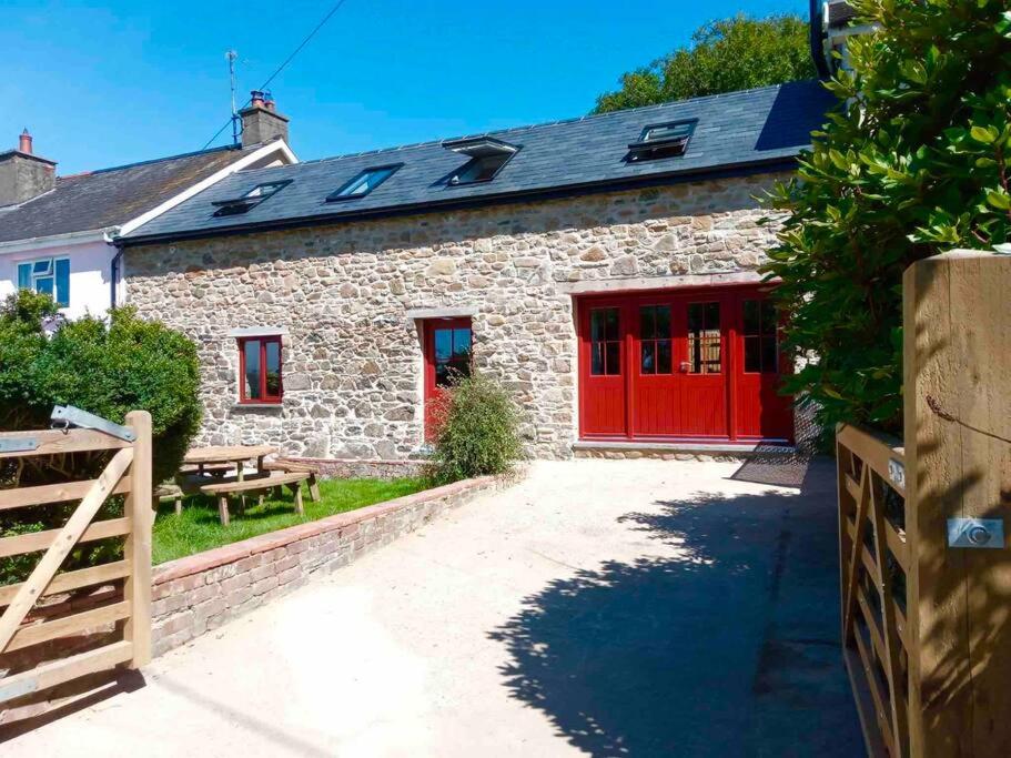 B&B Abercastle - Cuddfan Fach - Pembrokeshire Stunning Barn near the Coastal Path - Bed and Breakfast Abercastle