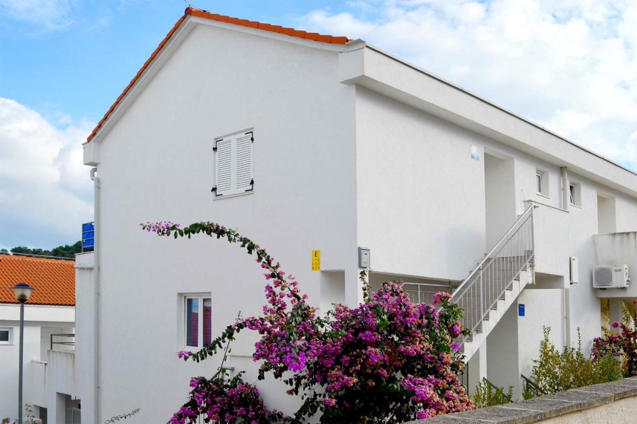 B&B Stomorska - Apartments with a parking space Necujam, Solta - 5178 - Bed and Breakfast Stomorska