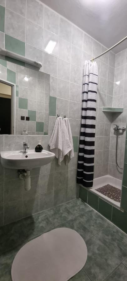 Dreibettzimmer mit Poolblick