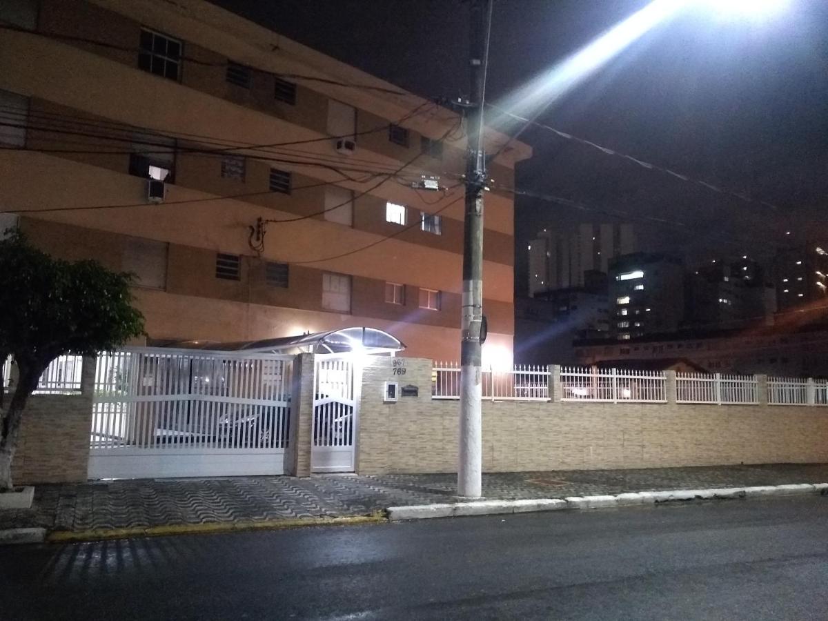 Apartamento Praia Grande Canto do Forte, a 200 metros da praia, a 2 minutos a pé até a praia. - B&B Praia Grande