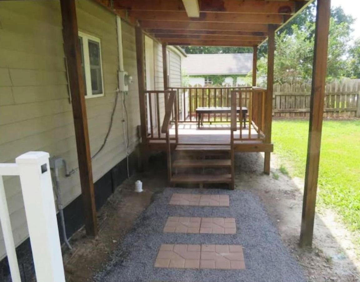 3 Bed 3 Bath House, Conveniently close to everything, Smart Tvs in all rooms whole house to yourself - B&B
