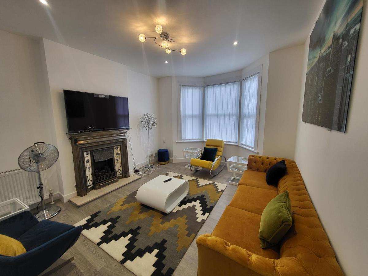 B&B Finchley - Garland Modern 4 Bedroom Central Apartment London - Bed and Breakfast Finchley