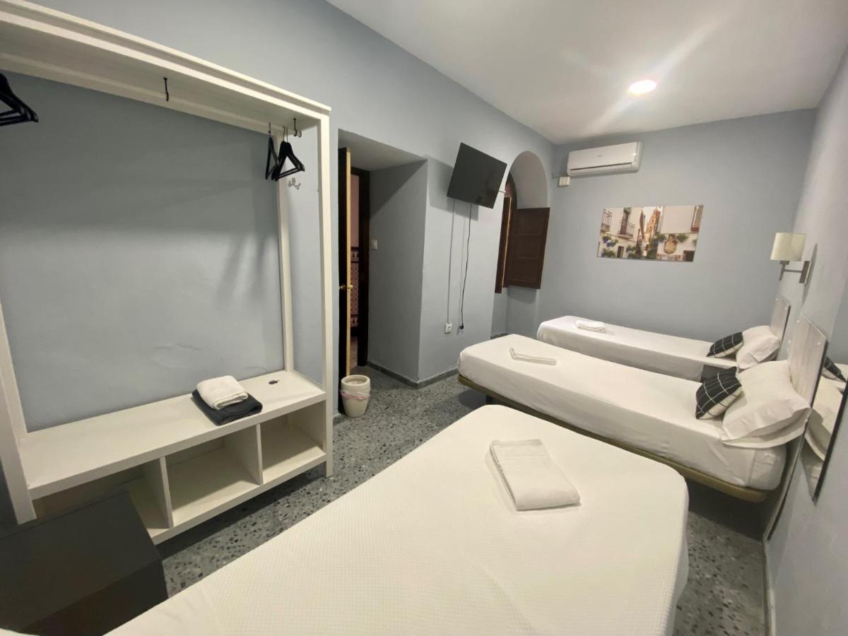 Deze driepersoonskamer heeft een gedeelde badkamer.