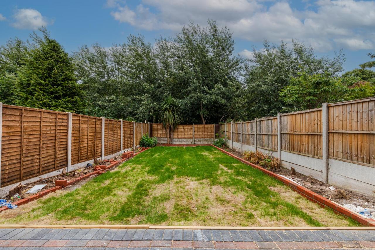 Walsall - 4 Bedroom House, Wi-Fi, Garden , Sleeps 8 - JRR Stays - B&B Bescot
