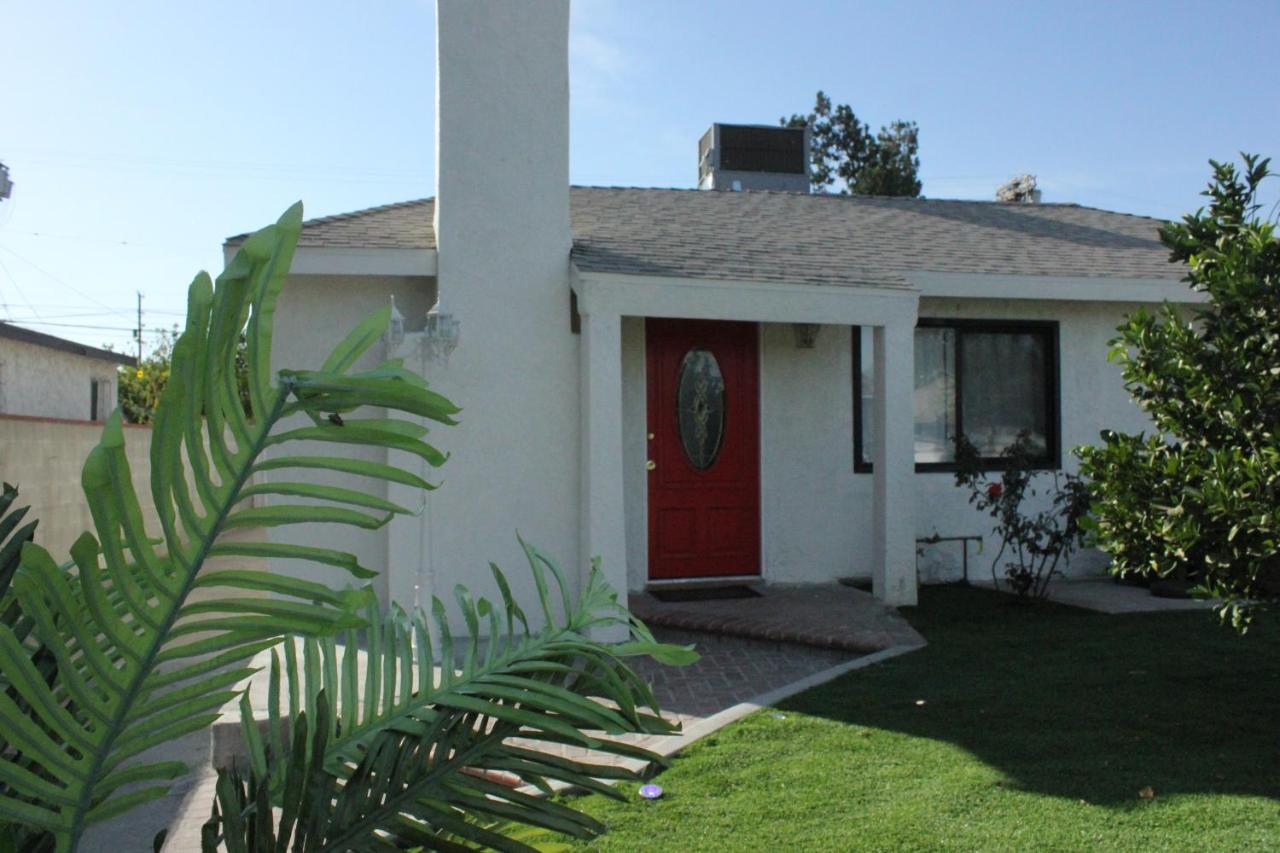 Entire 3 Bedroom Home with Golf Putting & hot spa - B&B