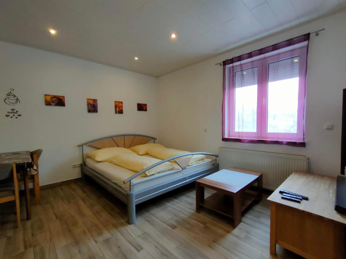Monteurzimmer mit Singleküche-Apartment with Longstayfares - Ferienwohnung Kaufing