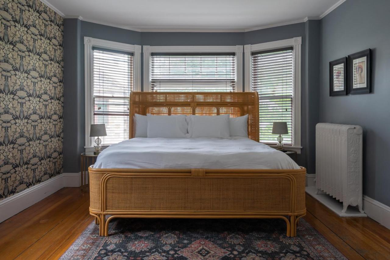 Habitación con cama extragrande y balcón