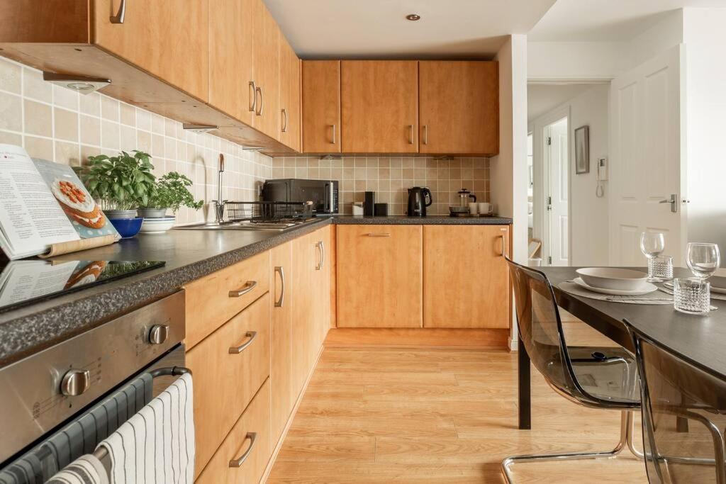 B&B Dundee - Lux Waterfront 2 bed Apt, V&A 10min walk, St Andrew's Golf 25min drive - Bed and Breakfast Dundee