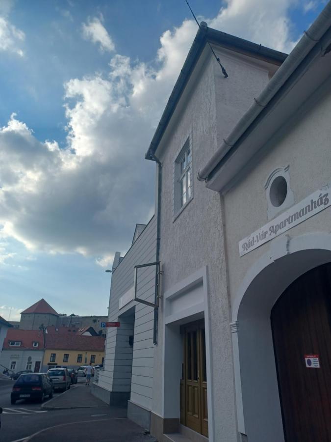 RÁD-VÁR Apartmanház - B&B