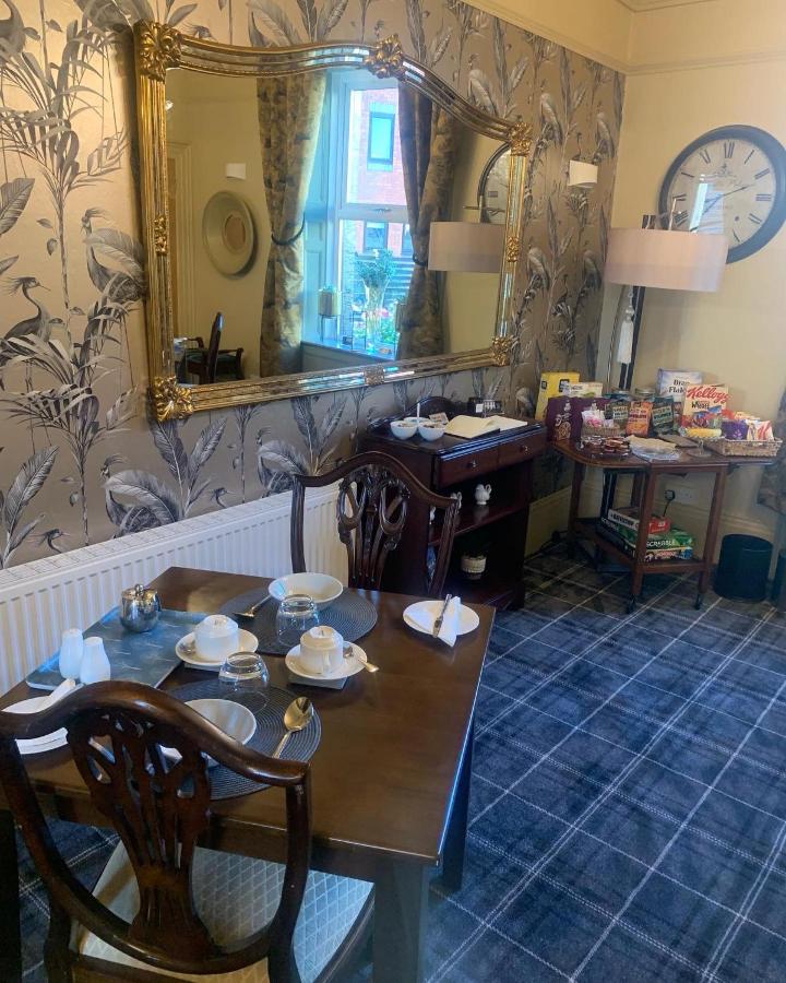 CornerHouse Guesthouse - Bed and Breakfast
