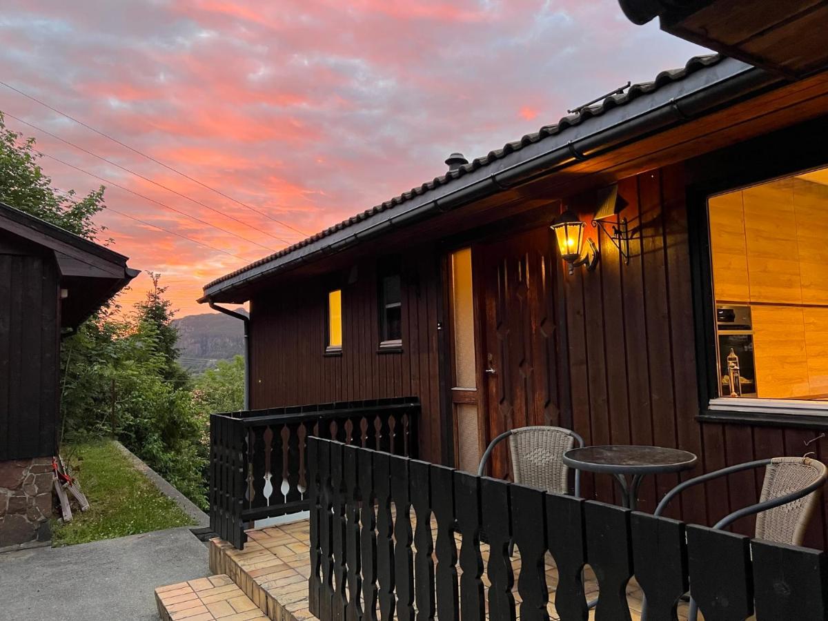 Feriehus i Flekkefjord med panoramautsikt - Chambres d’hôtes
