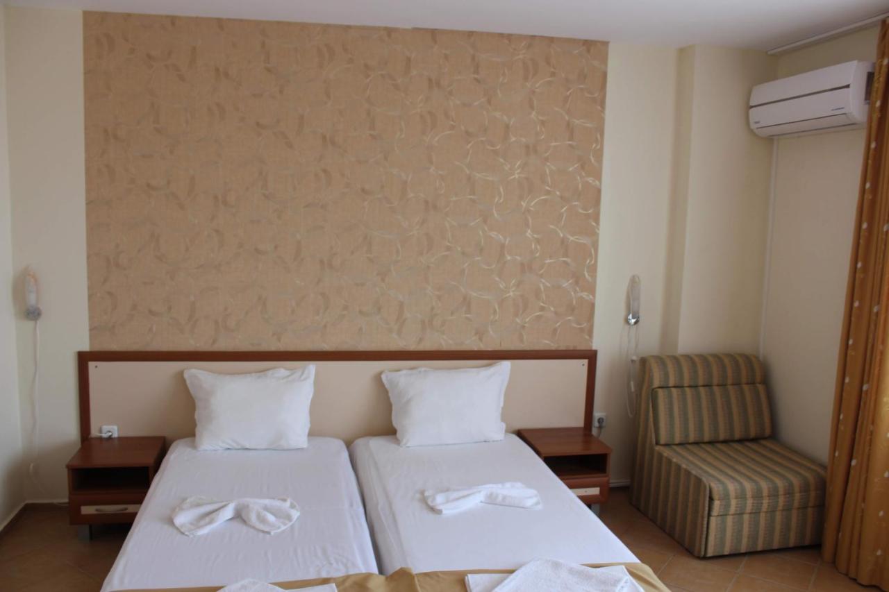 Deluxe Double Room with Side Sea View