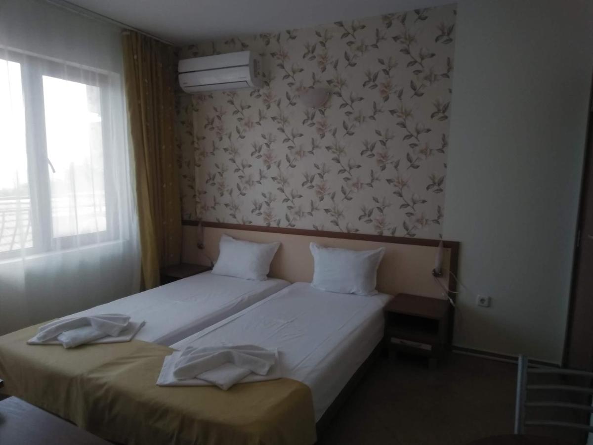 Deluxe Double Room with Side Sea View