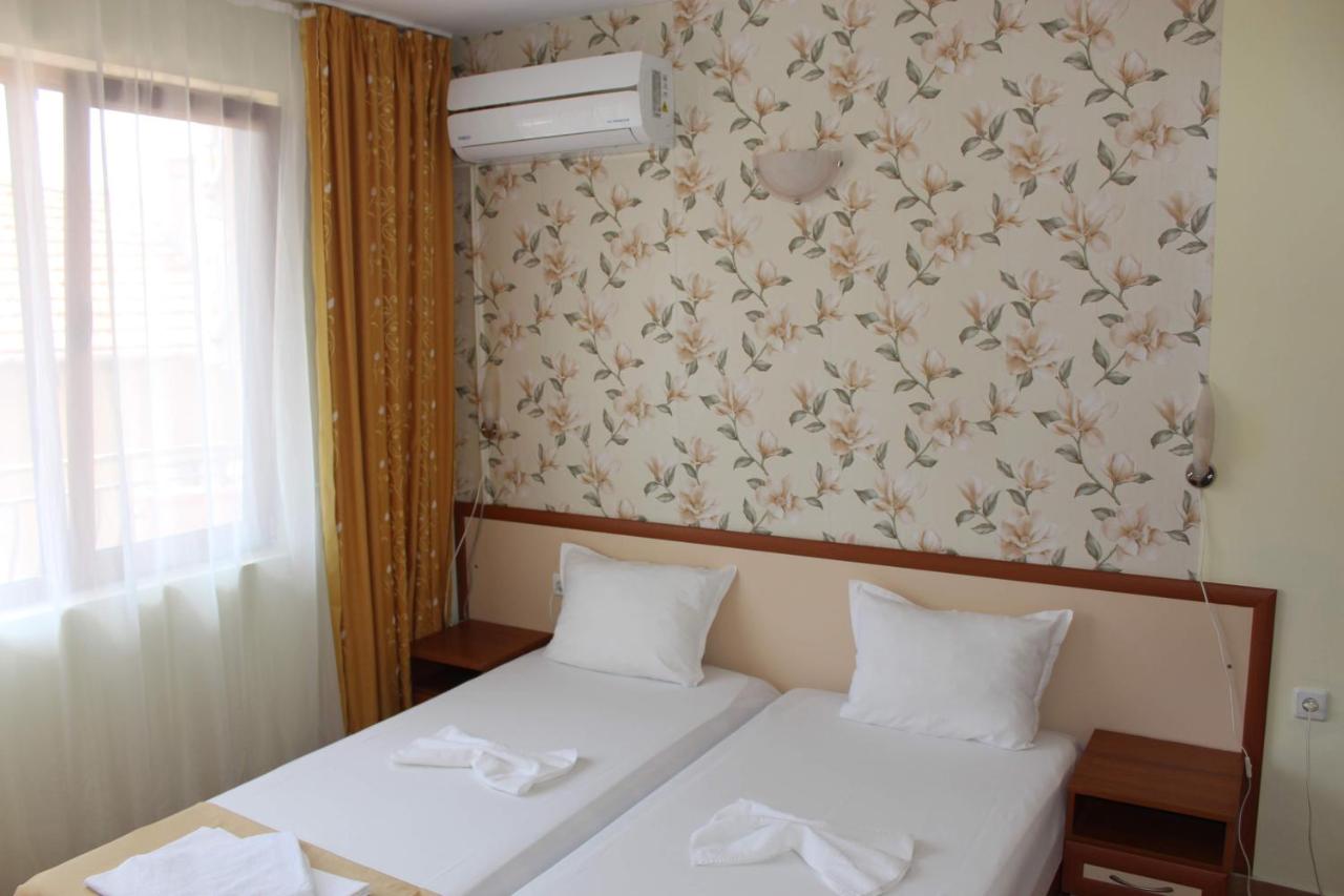 Deluxe Double Room with Side Sea View