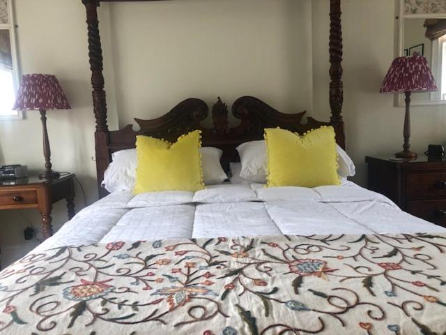 Habitación Superior con cama extragrande y con vistas al jardín