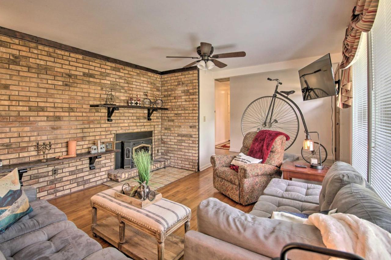 Bright Springfield Home Walk to Nature Center! - B&B