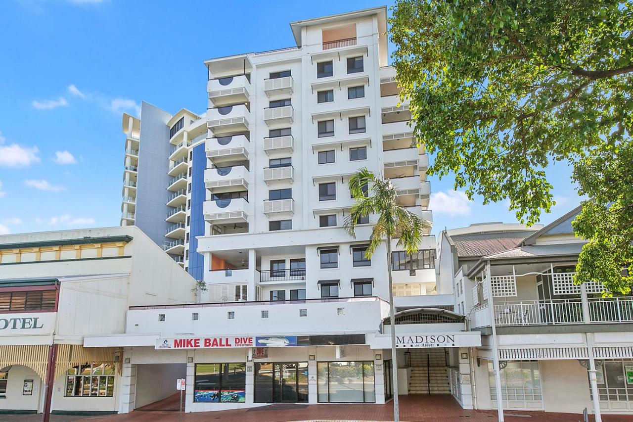 Stunning Coastal 3 Bedroom Apartment in Cairns CBD - B&B