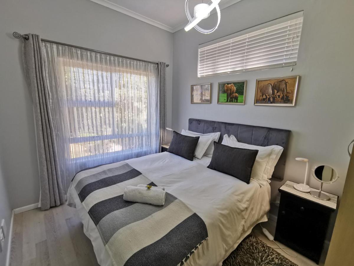 B&B Cape Town - Guinea Fowl Self Catering - Bed and Breakfast Cape Town