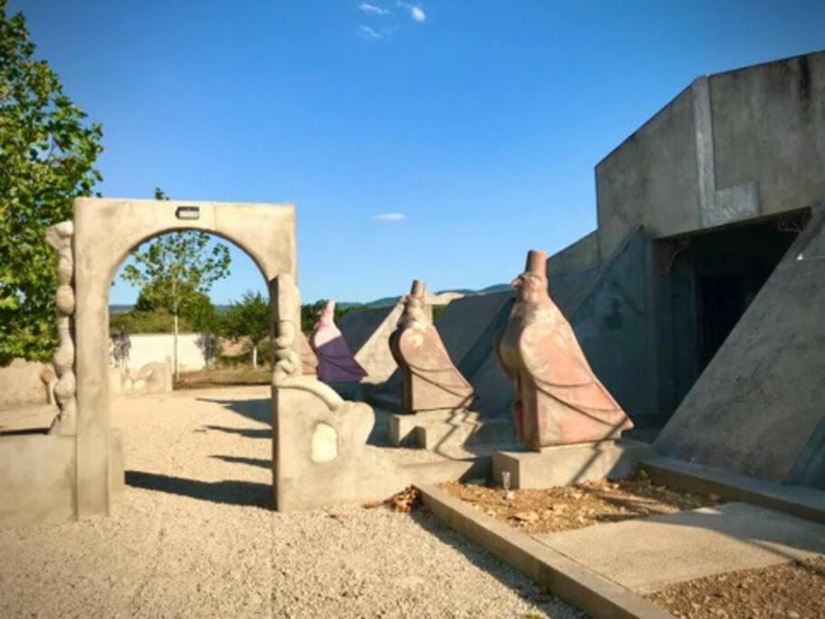 Pyramide de Cormatin, Gite Insolite et Unique - B&B Cormatin