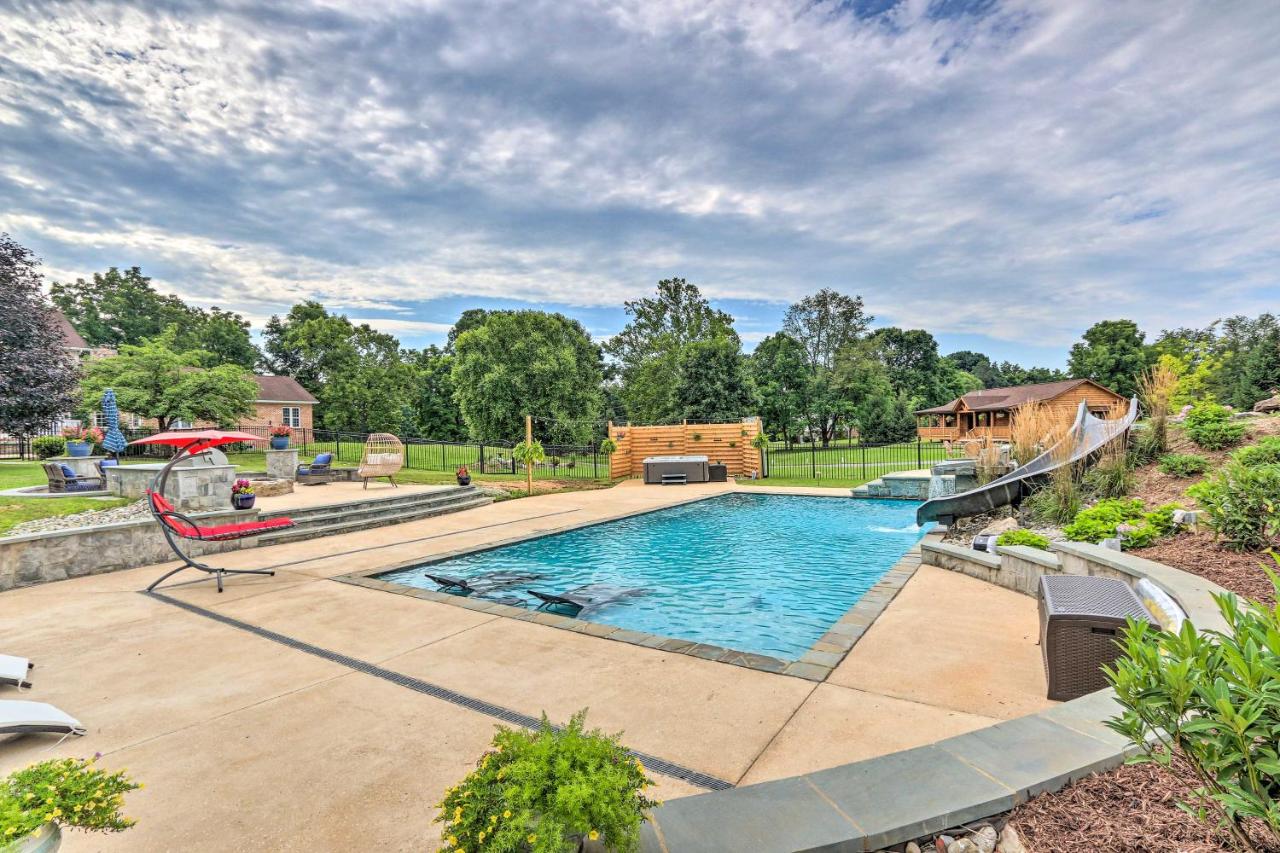 Charles Town Home with Private Pool and Hot Tub - Ferienwohnung