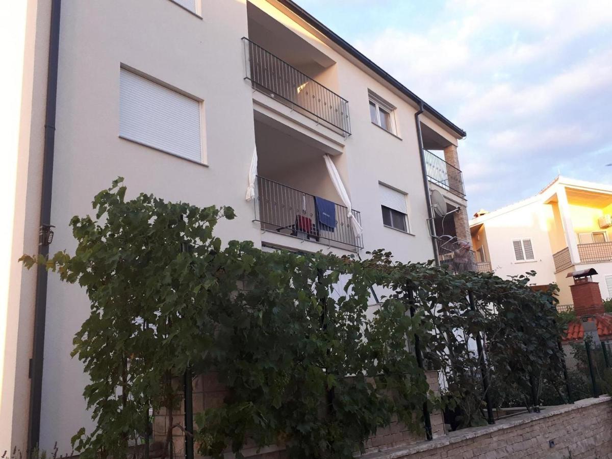 B&B Šibenik - Apartments with a parking space Zaboric, Sibenik - 16510 - Bed and Breakfast Šibenik