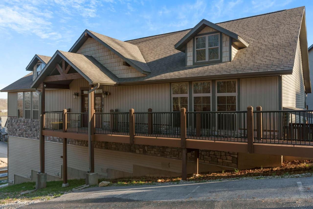 Luxe Lodge Gaming Paradise W Breathtaking Lake Views Indoor Pool Close to SDC - B&B Branson