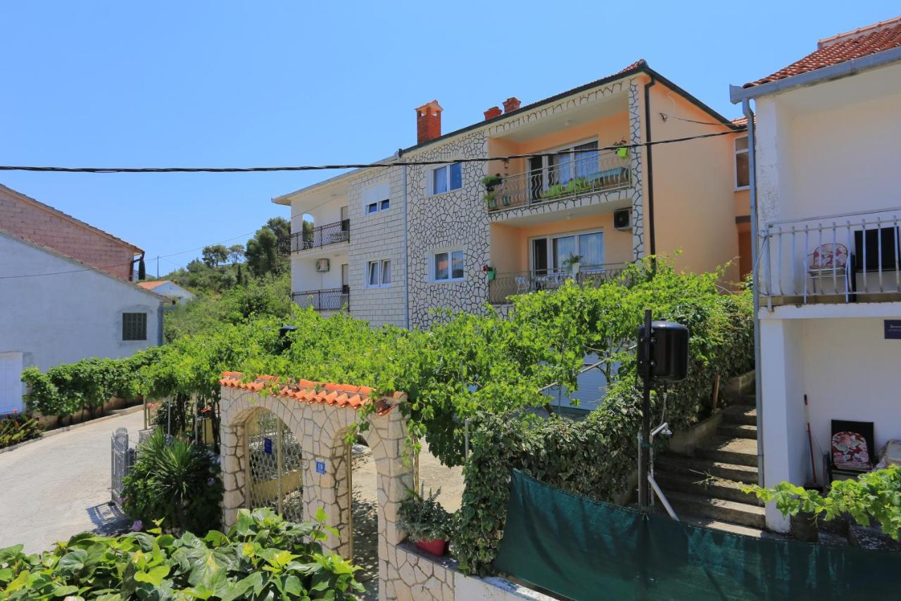 B&B Trogir - Apartments by the sea Arbanija, Ciovo - 18661 - Bed and Breakfast Trogir