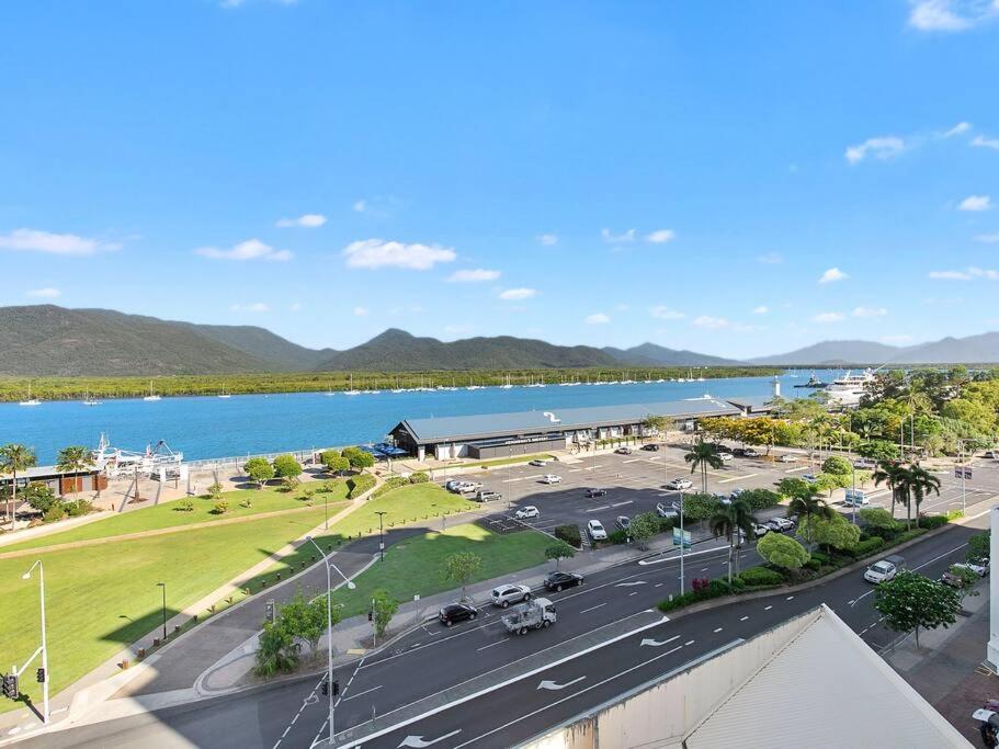 B&B Cairns - 3 BEDROOM CBD WATERFRONT LUXURY APARTMENT - Bed and Breakfast Cairns