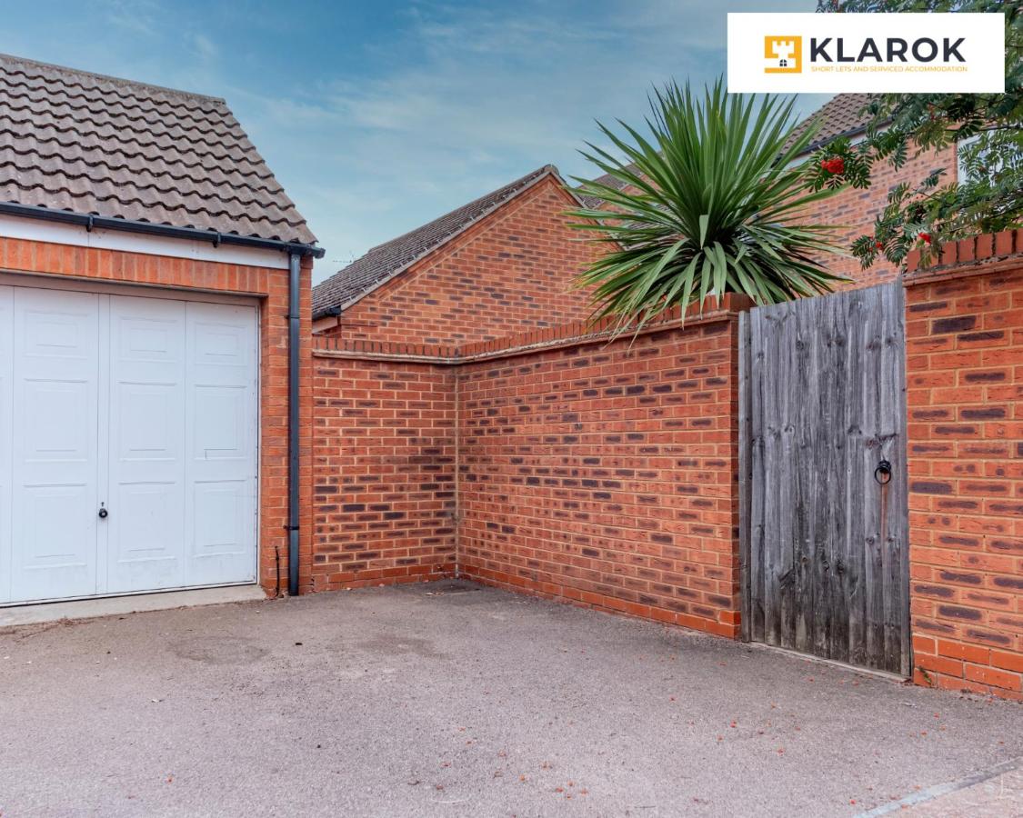 LONG STAYS 30pct OFF - Comfy 3 Bed House near City Centre - PS4 - PARKING By Klarok Short Lets & Serviced Accommodation - B&B