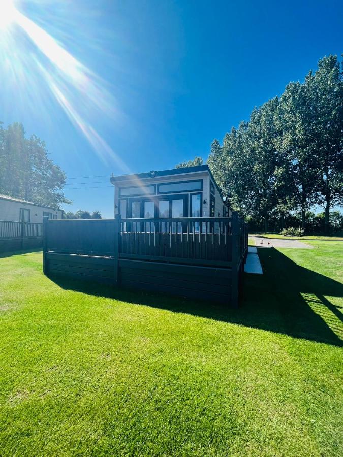 The Flamingo Lodge with Hot Tub - B&B