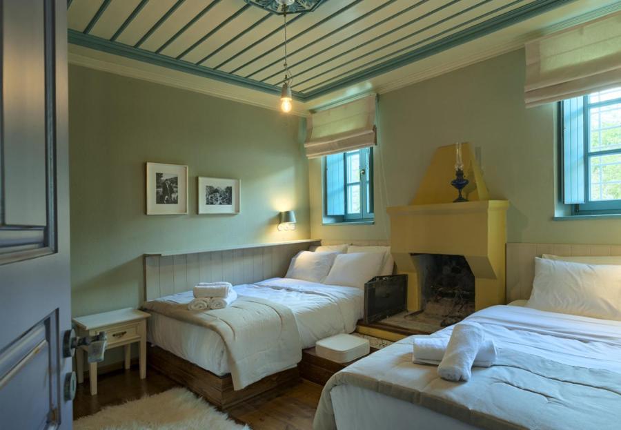 Triple Room with Fireplace and Mountain View