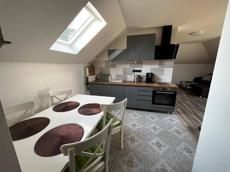 Příjemný podkrovní byt s parkováním na pozemku. - Bed and Breakfast Tršice