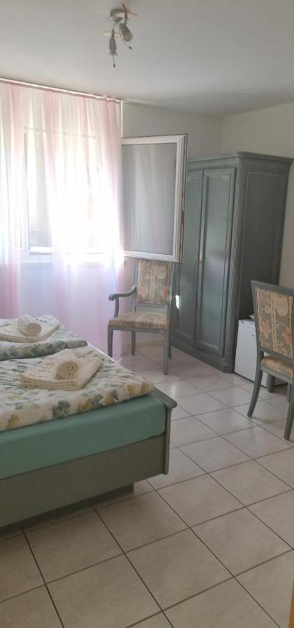 A u r o r a Central Room vicino FFS - B&B Cadenazzo