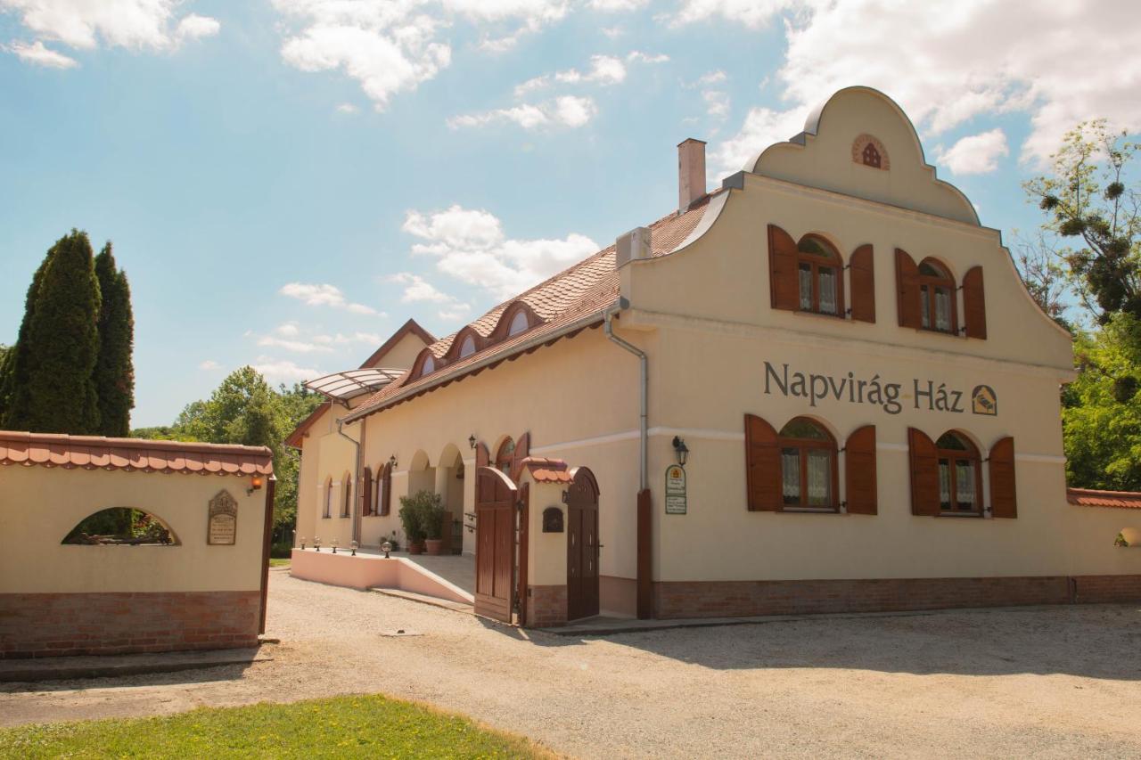 B&B Tening - Napvirág-Ház - Bed and Breakfast Tening