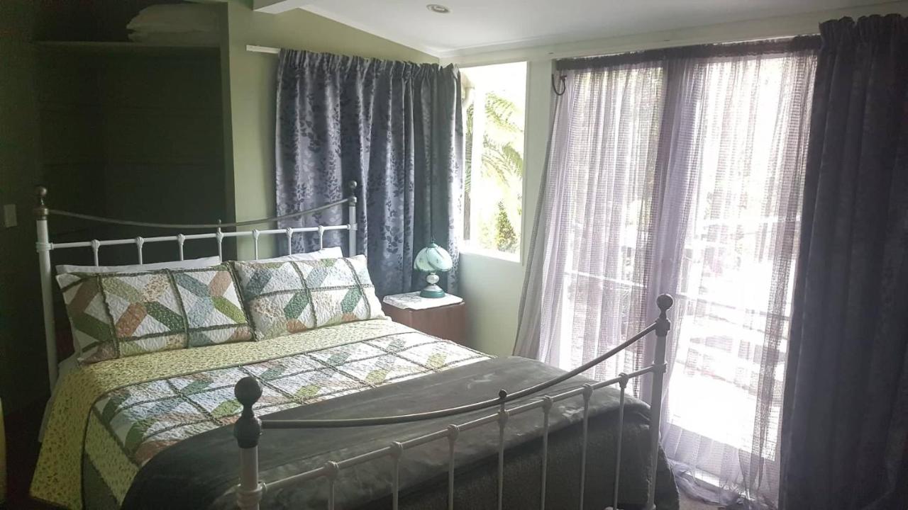 Habitación con cama grande y vistas al jardín