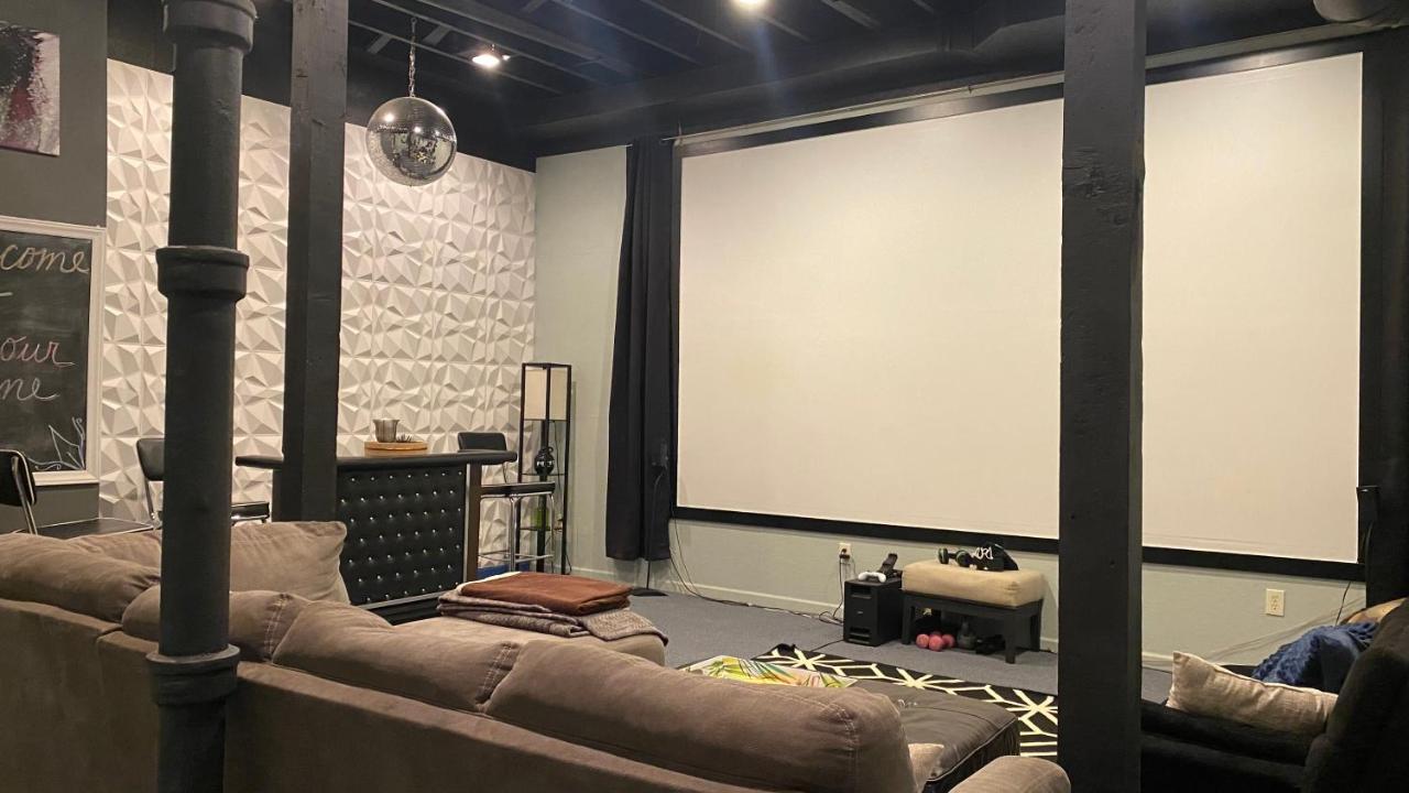 160inch Home Movie Theater- Great for movie night! - Bed and Breakfast Omaha