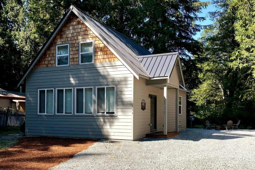 B&B Ashford - NEW Modern Cabin! 5mi to Mt Rainier National Park! Hot Tub & Wifi - Bed and Breakfast Ashford