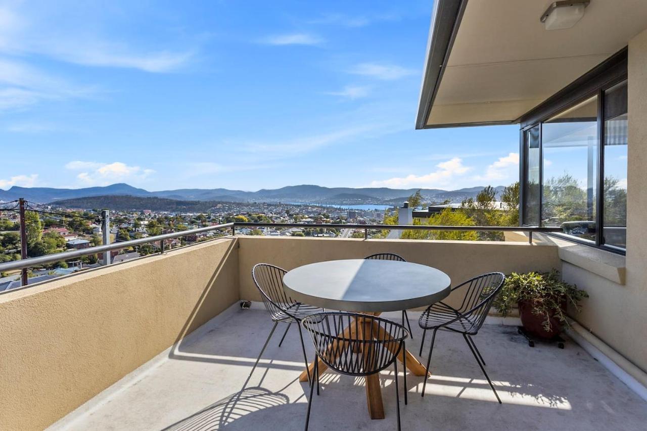 B&B Hobart - Penthouse style huge balcony panoramic views - Bed and Breakfast Hobart