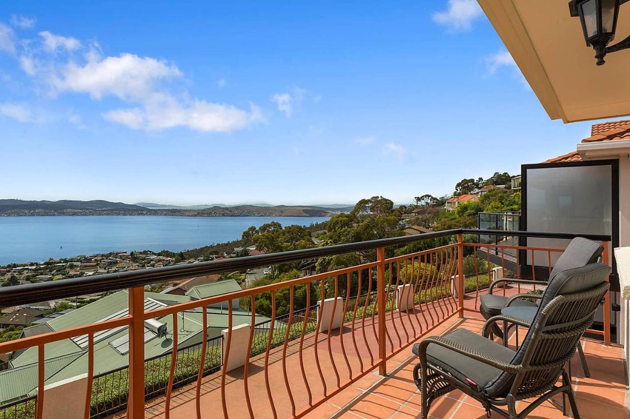 Scenic Sandy Bay Lookout in the Hills - Ferienwohnung Sandy Bay