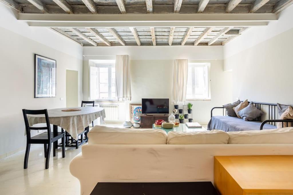 Best Authentic Apartment Monti 5 mins from Colosseum - Ferienwohnung Rom