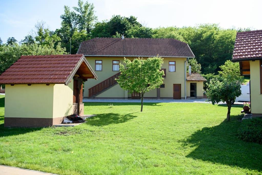 Ruralna kuca 'Villa Zagorka' za odmor sa bazenom i bočalištem - B&B