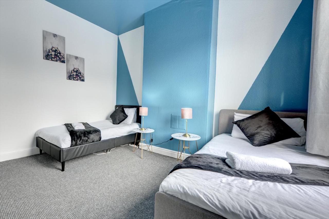 Cheerful 2 Bedroom Home, Sleeps 5 Guest Comfy, 1x Double Bed, 3x Single Beds, Free Parking, Free WiFi, Suitable For Business, Leisure Guest,Coventry, Midlands - Chambres d’hôtes Coventry
