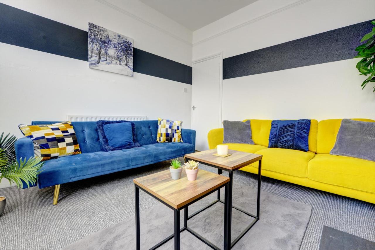 Cheerful 2 Bedroom Home, Sleeps 5 Guest Comfy, 1x Double Bed, 3x Single Beds, Free Parking, Free WiFi, Suitable For Business, Leisure Guest,Coventry, Midlands - B&B