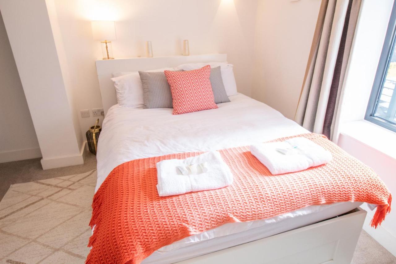 The New52 Oxford by 360Stays - Bespoke 2 Bed Luxury Apartment in the Heart of Oxford City Centre with Parking - B&B