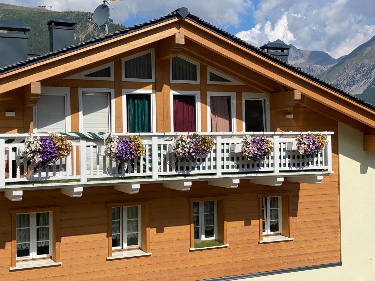 Apartment with Mountain View