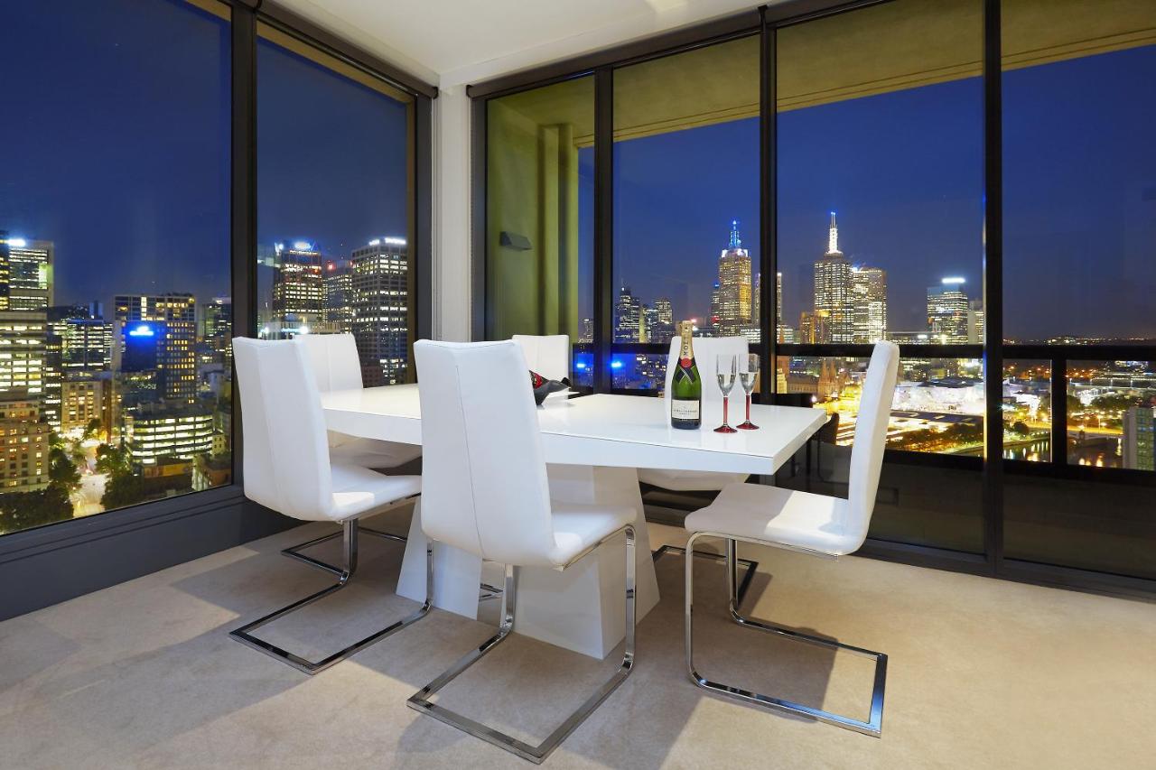 Luxury Three-Bedroom Apartment with Balcony - Waterfront
