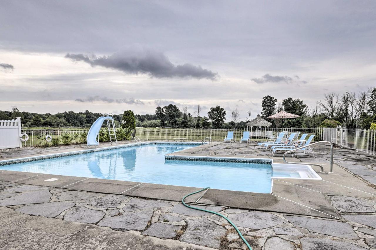 Charming Farmhouse with Pool and Fishing Pond! - B&B