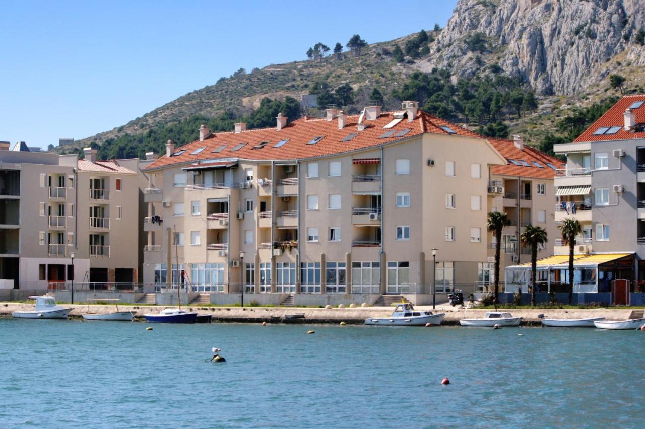 B&B Omiš - Apartments by the sea Omis - 6073 - Bed and Breakfast Omiš
