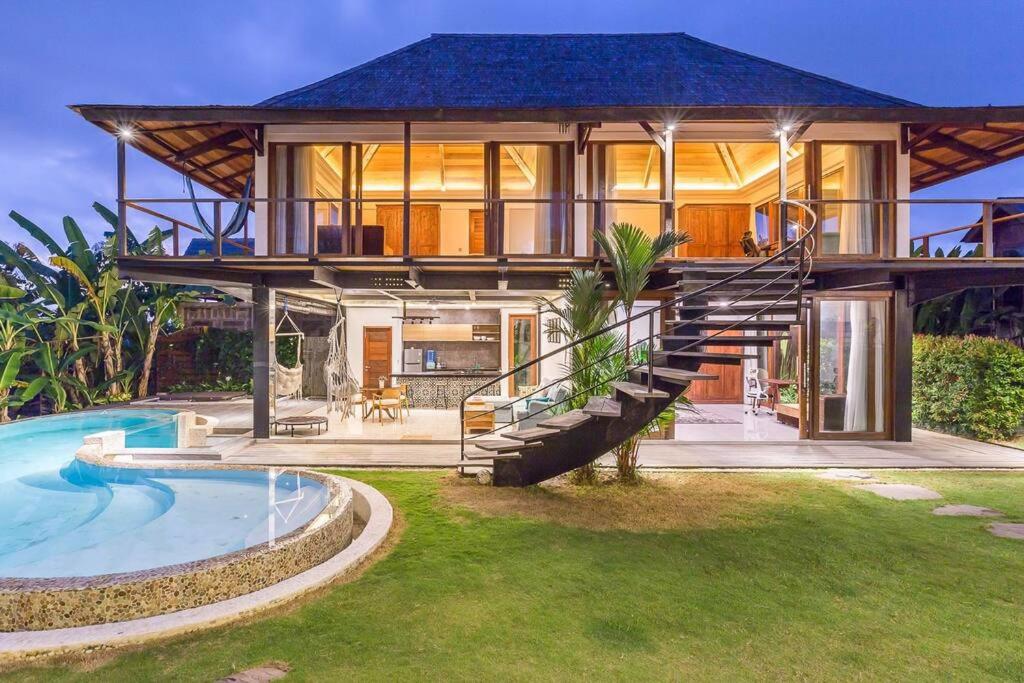 Tropical 5 BR Villa in the heart of Canggu - Chambres d’hôtes Canggu